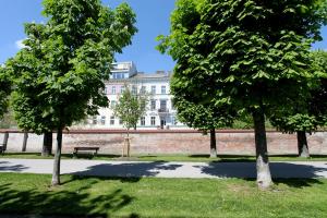 park z drzewami i budynek w tle w obiekcie Casa Nostra - Sonnige Wohnung direkt am Augarten w Wiedniu