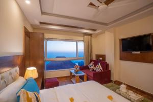 une chambre d'hôtel avec un lit et une grande fenêtre dans l'établissement Perfectstayz Value Vista 5 min walk to Mall road, à Mussoorie