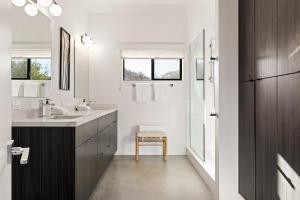Bilik mandi di White Desert House Luxe Hideaway Views Spa +42 gambar
