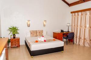 Honiara Hotel客房内的一张或多张床位