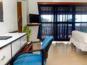 Honiara Hotel的电视和/或娱乐中心