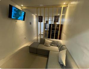 Una sala de estar con un sofá y un televisor de pantalla plana. en Gradas 1, en Bustos