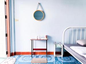 a bedroom with a bed and a mirror on the wall at ฐิติพร อพาร์ทเมนต์ บางเขน in Tha Akatsayan Don Muang