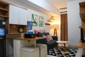 Posezení v ubytování Tranquil Designed and Homey 2BR at Springlake Summarecon Bekasi Apartment By Travelio
