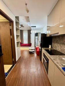 Η κουζίνα ή μικρή κουζίνα στο Masteries Waterfront Khánh Phong Homestay