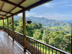 萨兰托Ecoresort Gran Azul的山景阳台。