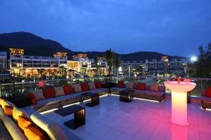 un patio all'ultimo piano con divani e tavolo di notte di Angsana Lang Co a Lăng Cô