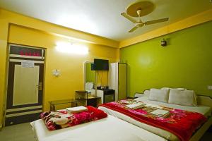 Postel nebo postele na pokoji v ubytování Hotel Prashant Near Jahaz Bari New Digha