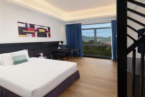 Postel nebo postele na pokoji v ubytování Bespoke Hotel Puchong