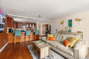 Eldhús eða eldhúskrókur á Newark Gem Ruby 3BR, 3BA - Sleeps 12 - Walk to Prudential Center and Newark Penn Station, Near EWR and American Dream Mall, includes Parking - WiFi - Laundry - Backyard - Gym