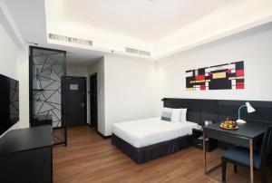 Postel nebo postele na pokoji v ubytování Bespoke Hotel Puchong
