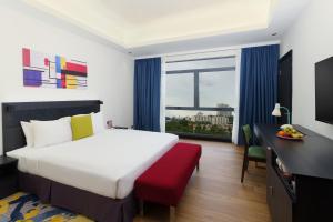 Postel nebo postele na pokoji v ubytování Bespoke Hotel Puchong