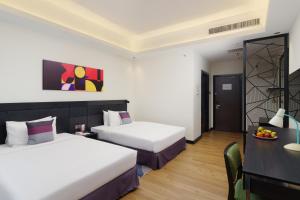 Postel nebo postele na pokoji v ubytování Bespoke Hotel Puchong