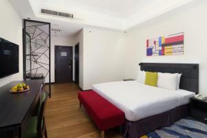 Postel nebo postele na pokoji v ubytování Bespoke Hotel Puchong