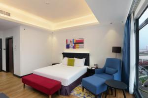 Postel nebo postele na pokoji v ubytování Bespoke Hotel Puchong
