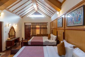 sypialnia z 2 łóżkami, biurkiem i lustrem w obiekcie Lake View Resort w mieście Pokhara