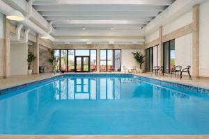 Bazén v ubytování Ramada by Wyndham Cornwall nebo v jeho okolí