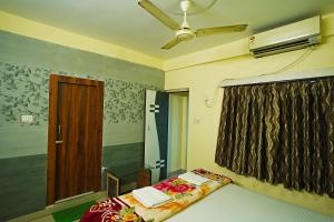 Postel nebo postele na pokoji v ubytování Hotel Prashant Near Jahaz Bari New Digha