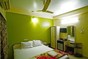 Postel nebo postele na pokoji v ubytování Hotel Prashant Near Jahaz Bari New Digha