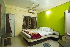 Postel nebo postele na pokoji v ubytování Hotel Prashant Near Jahaz Bari New Digha