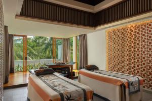 A bed or beds in a room at Angsana Lang Co