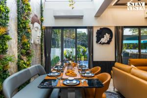 Χώρος καθιστικού στο StayVista at La Belle Vue - Lawn, Pool & Bar