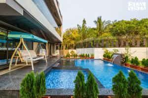 Πισίνα στο ή κοντά στο StayVista at La Belle Vue - Lawn, Pool & Bar