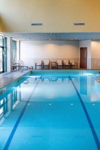 The Inverness Denver, a Hilton Golf & Spa Resort内部或周边的泳池