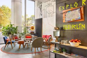 Ein Sitzbereich in der Unterkunft Vienna House Easy by Wyndham Berlin Prenzlauer Berg