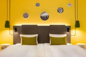 Ein Bett oder Betten in einem Zimmer der Unterkunft Vienna House Easy by Wyndham Berlin Prenzlauer Berg