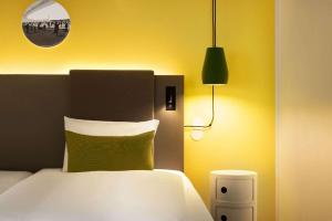 Ein Bett oder Betten in einem Zimmer der Unterkunft Vienna House Easy by Wyndham Berlin Prenzlauer Berg