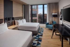 Canopy By Hilton Sioux Falls Downtown客房内的一张或多张床位