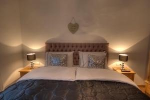 a bedroom with a large bed with two lamps at Chalet Apartment Ski and Golf by Kaprun Rentals in Zell am See