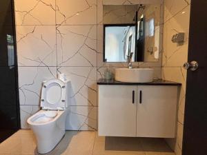 Ванная комната в Deluxe Guesthouse Nearby Nadi International Airport +22 фотографии