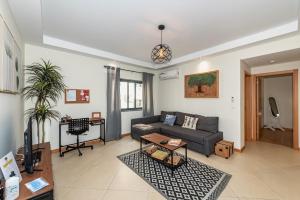 a living room with a couch and a table at Casa da Cortiça in Seixal