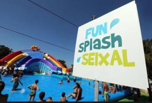 a group of people in a pool at a water park at Casa da Cortiça in Seixal