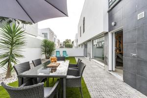 an outdoor patio with a table and chairs at Serra e Mar Refuge in Sesimbra - Family Friendly home near the Arrábida Beachs in Sesimbra