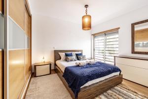a bedroom with a bed and a window at Serra e Mar Refuge in Sesimbra - Family Friendly home near the Arrábida Beachs in Sesimbra