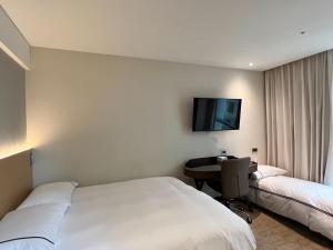 Postel nebo postele na pokoji v ubytování K Hotel Tianjin