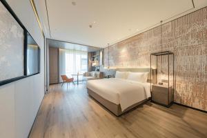 ein Hotelzimmer mit einem Bett und einem Tisch in der Unterkunft Yunheyebo Hotel - South Gate of Bell and Drum Tower in Xi'an