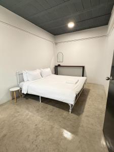 een groot wit bed in een witte kamer bij XX Yellow Place Sukhumvit soi 2 - BTS Nana เยลโล่ เพลส บีทีเอส นานา in Bangkok