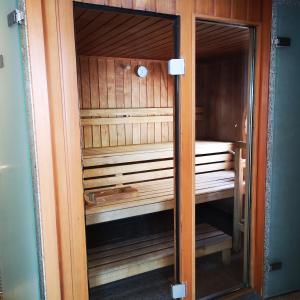 Habitación con armario de madera y cama. en Le Victoria Beach, en Menton 8 fotos más