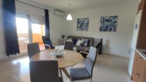 un salon avec une table, des chaises et un canapé dans l'établissement Expoholidays- Villasara, à Aguadulce 3 autres photos