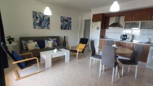 un salon avec un canapé, une table et des chaises dans l'établissement Expoholidays- Villasara, à Aguadulce