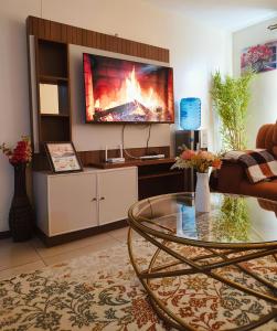 ナクルにあるHavan Furnished Apartments-Milimani N8の壁にテレビが取り付けられたリビングルーム
