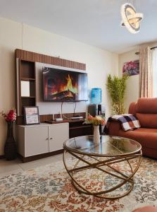 ナクルにあるHavan Furnished Apartments-Milimani N8のソファとコーヒーテーブルのあるリビングルーム +19枚の写真