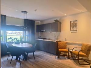 a kitchen and living room with a table and chairs at Hoeve Montigny B&B in Giethoorn