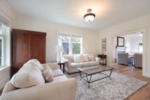 ein Wohnzimmer mit einer weißen Couch und einem Tisch in der Unterkunft American Foursquare Craftsman Spacious and Light 4285 in Hood River