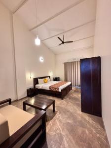 Postel nebo postele na pokoji v ubytování Soma Vineyard Resort -Nashik