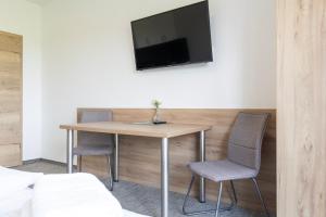 Televízia a/alebo spoločenská miestnosť v ubytovaní Sport HOTEL Bečva